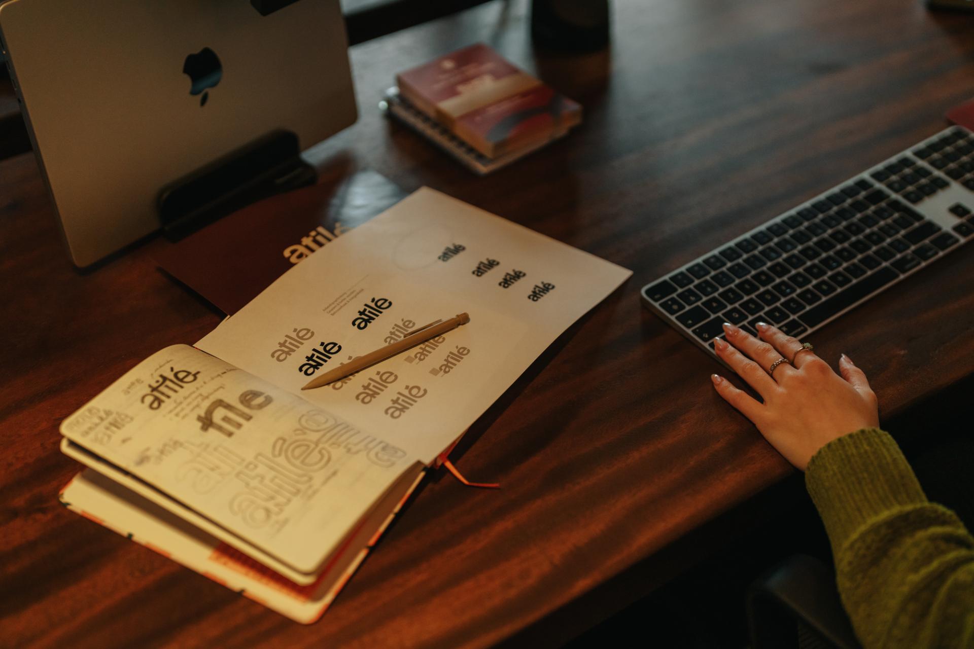 Ontwerper werkt aan logo en branding schetsen op bureau