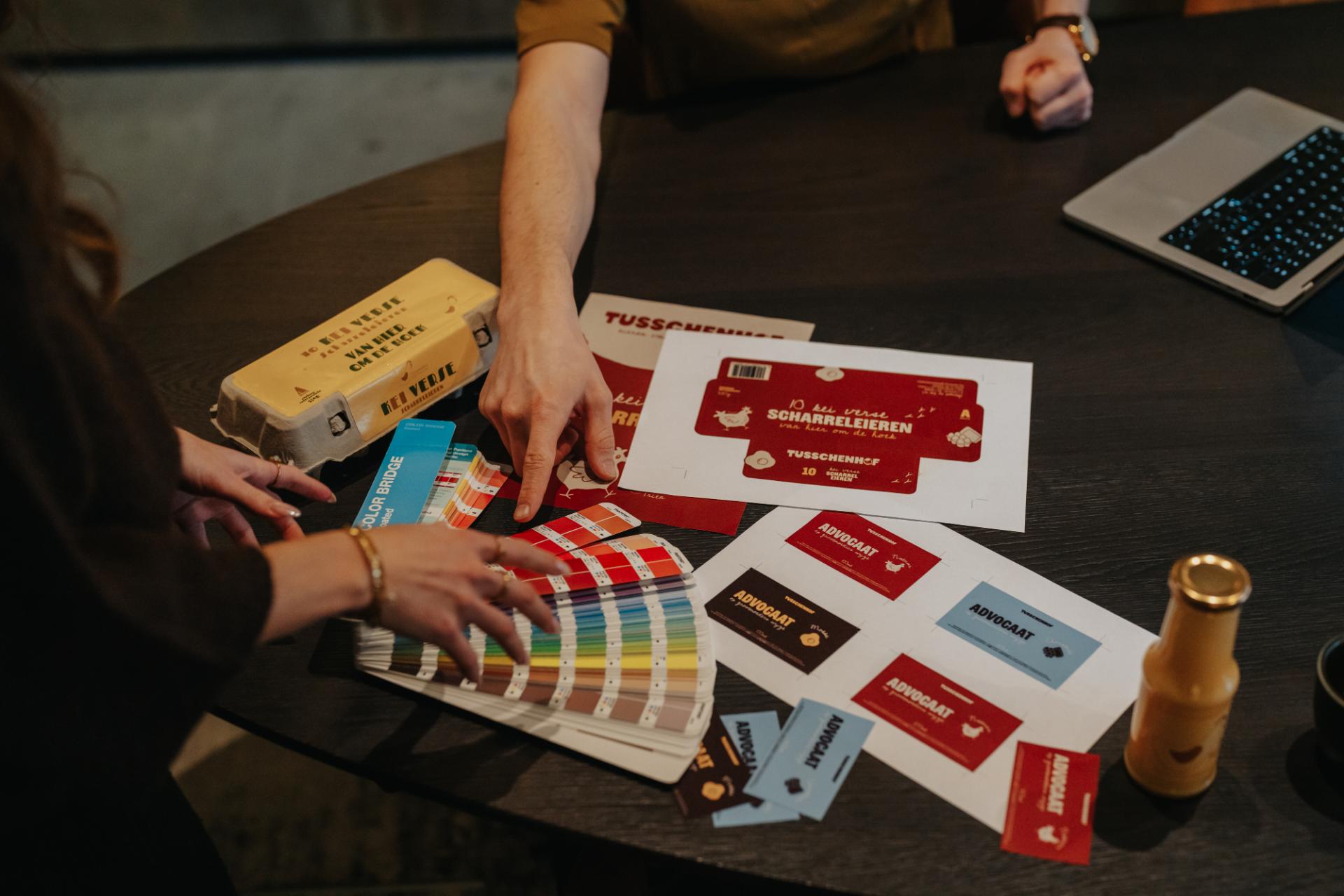 Team kiest kleuren en branding elementen voor visuele identiteit