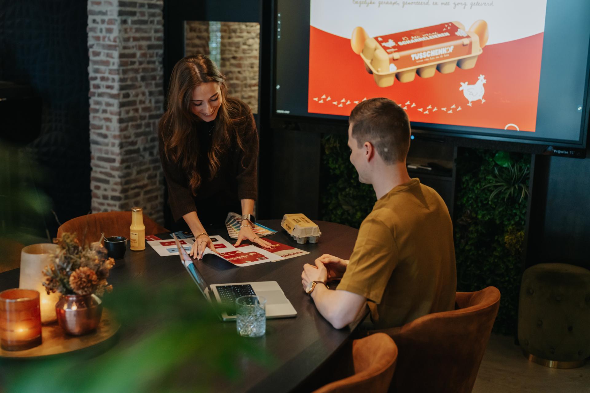 Branding strategie en ontwerp van verpakking tijdens overleg