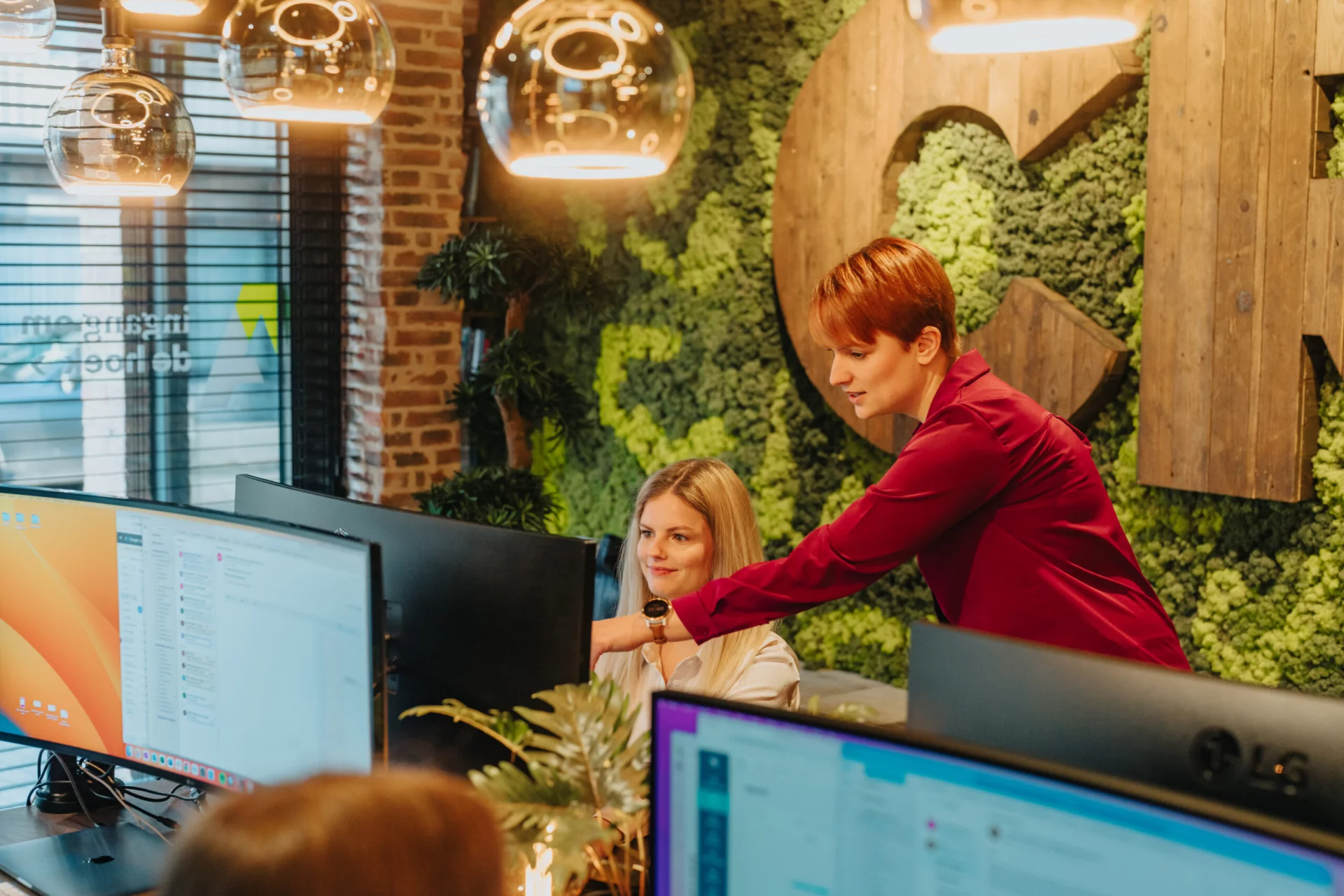 Team werkt aan online adverteren met Google Ads en social ads op kantoor