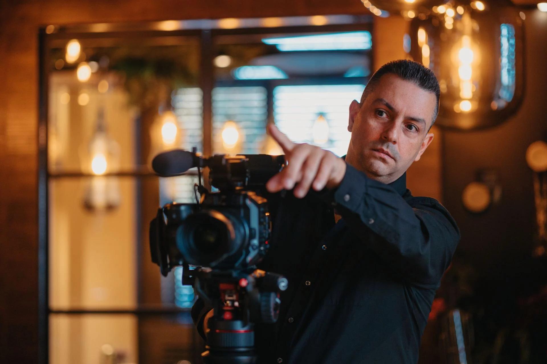 Videograaf maakt beelden voor website en content