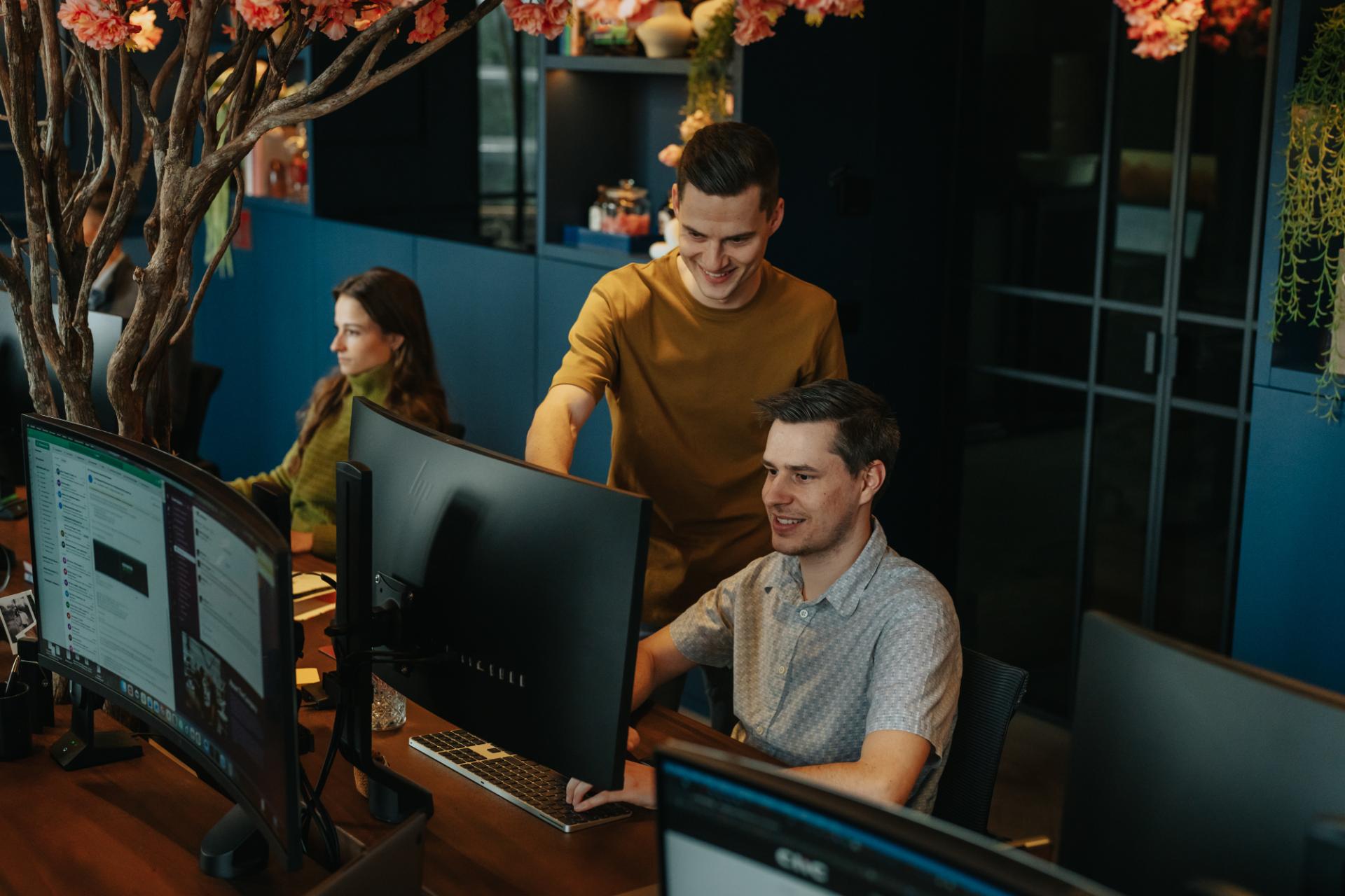 Developers werken samen aan website ontwikkeling