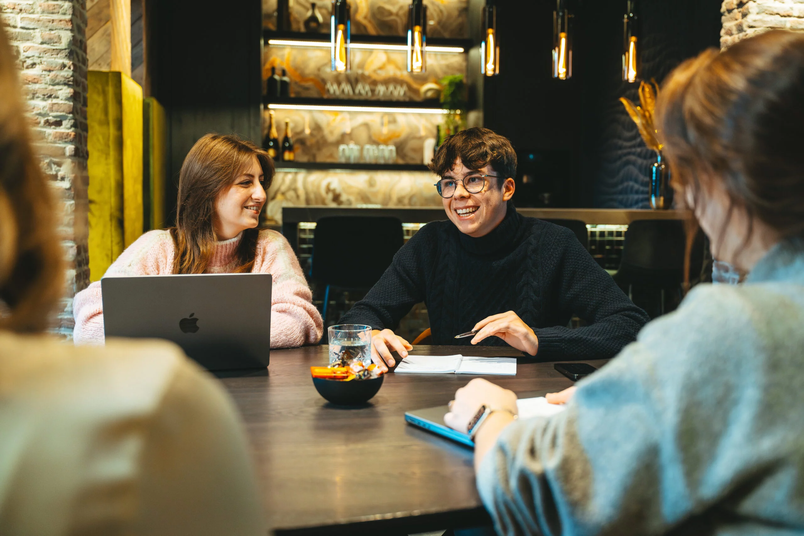 Team in overleg over SEO en GEO en digitale marketing strategie