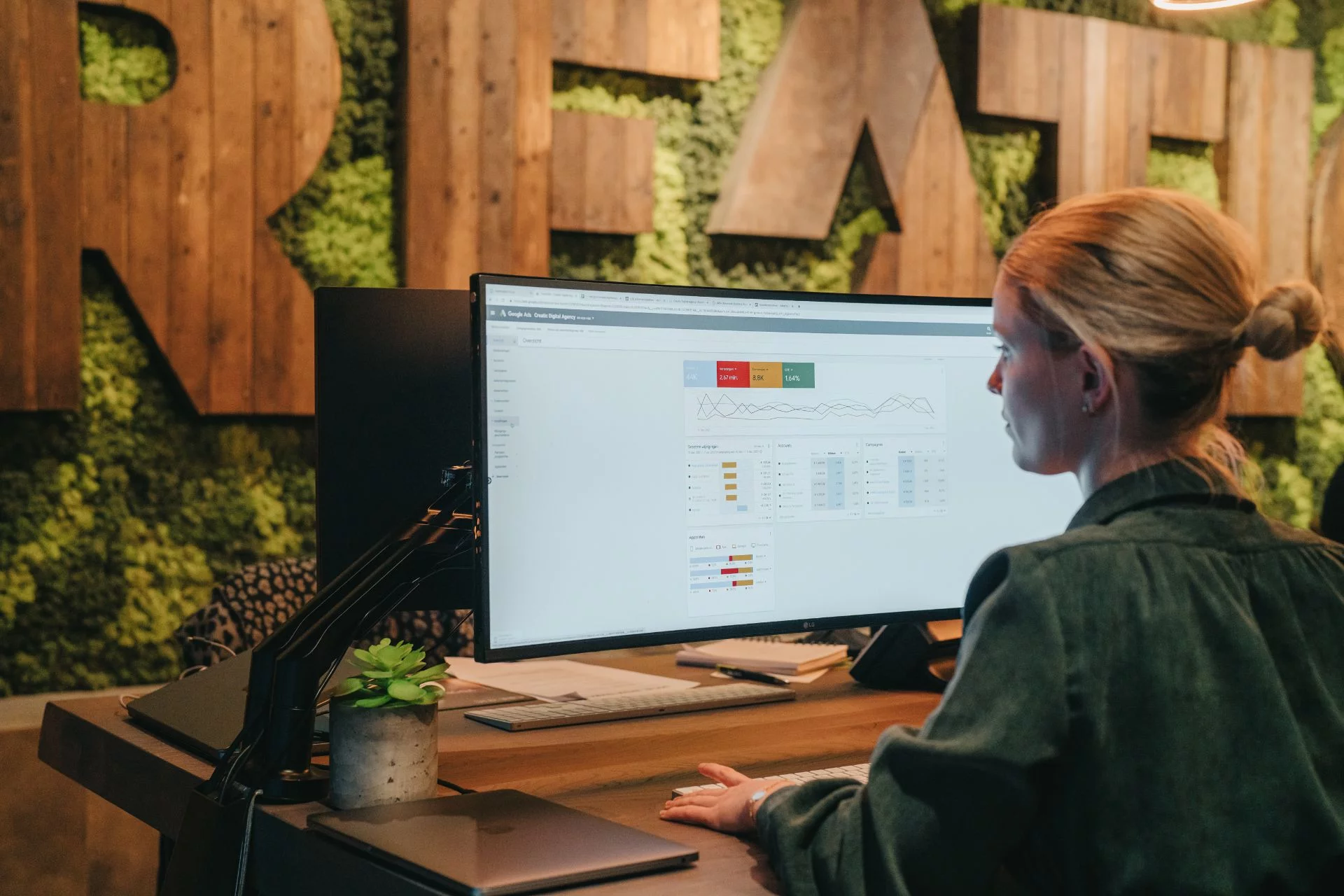 Team bespreekt SEO en GEO strategie voor online groei en vindbaarheid