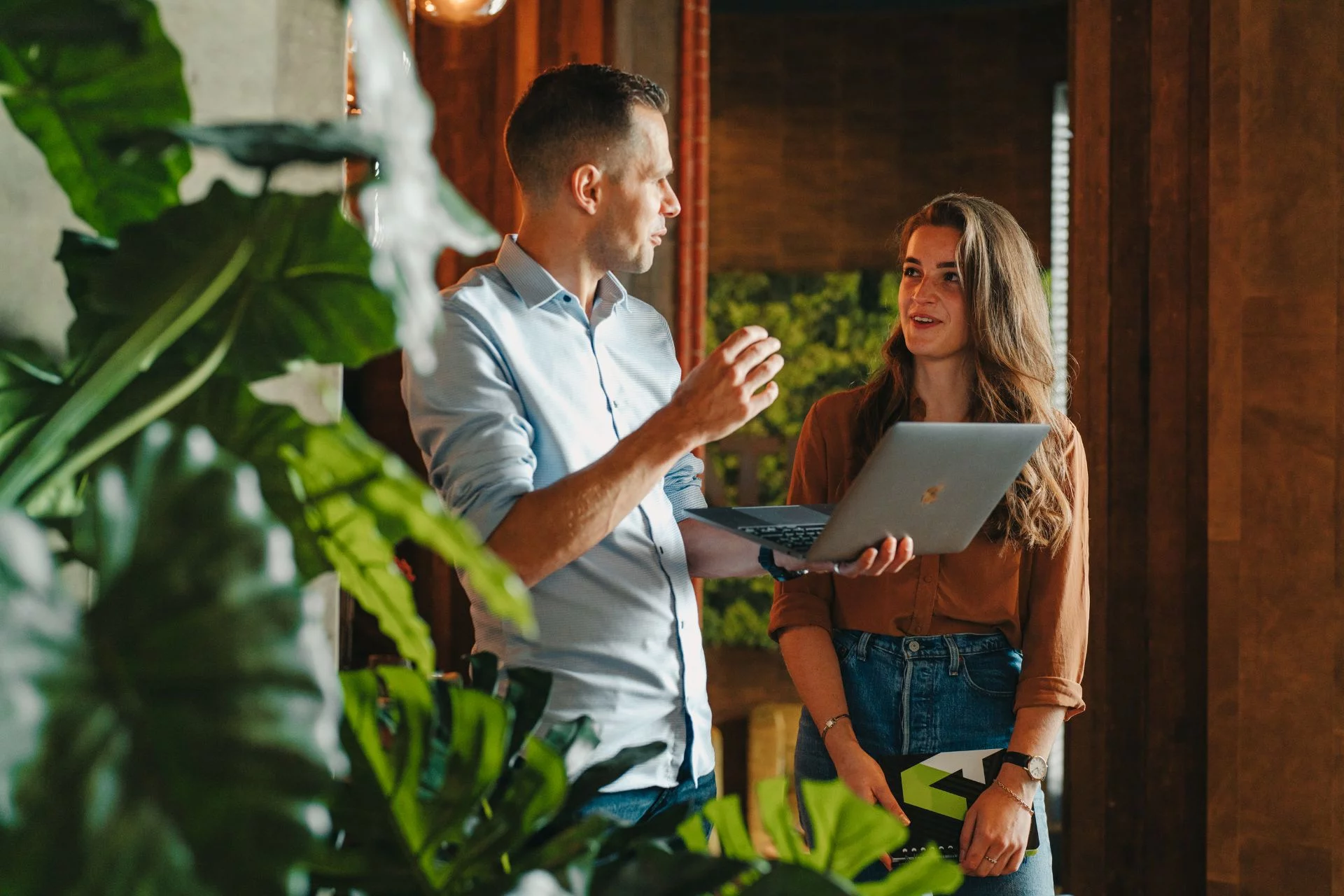 Marketing overleg over Google Ads en social ads met laptop op kantoor