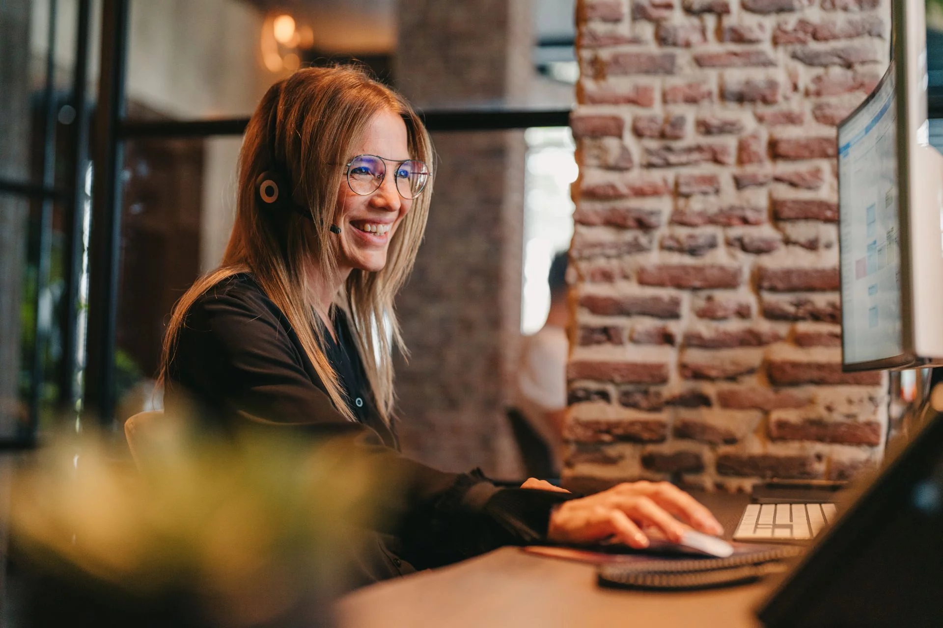 Online marketing specialist werkt aan social ads en digitale campagnes