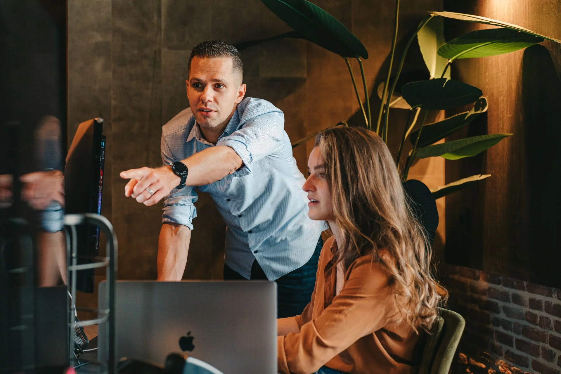 Marketingteam analyseert social media resultaten en optimaliseert content