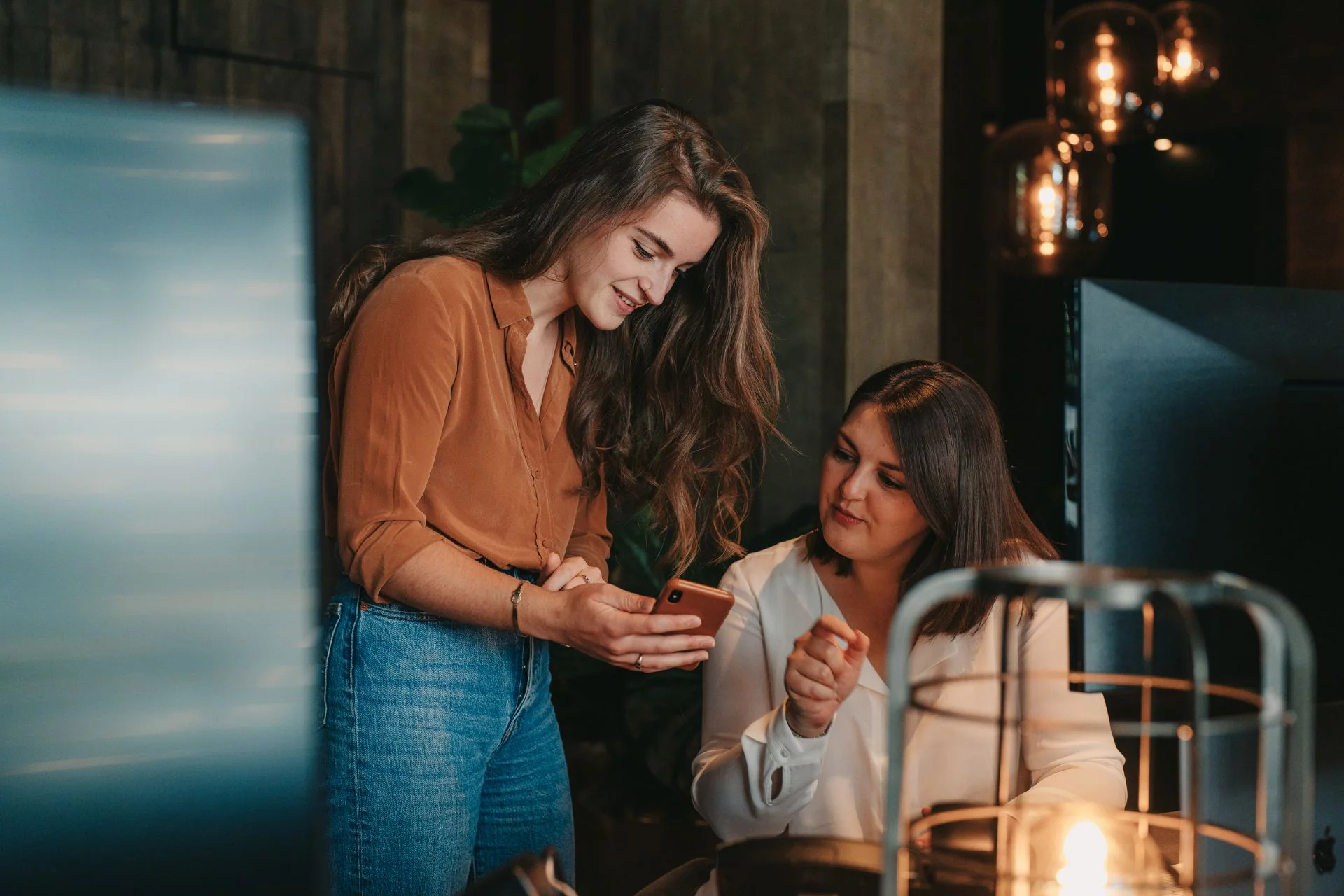 Twee collega's maken een social media post en beheren content