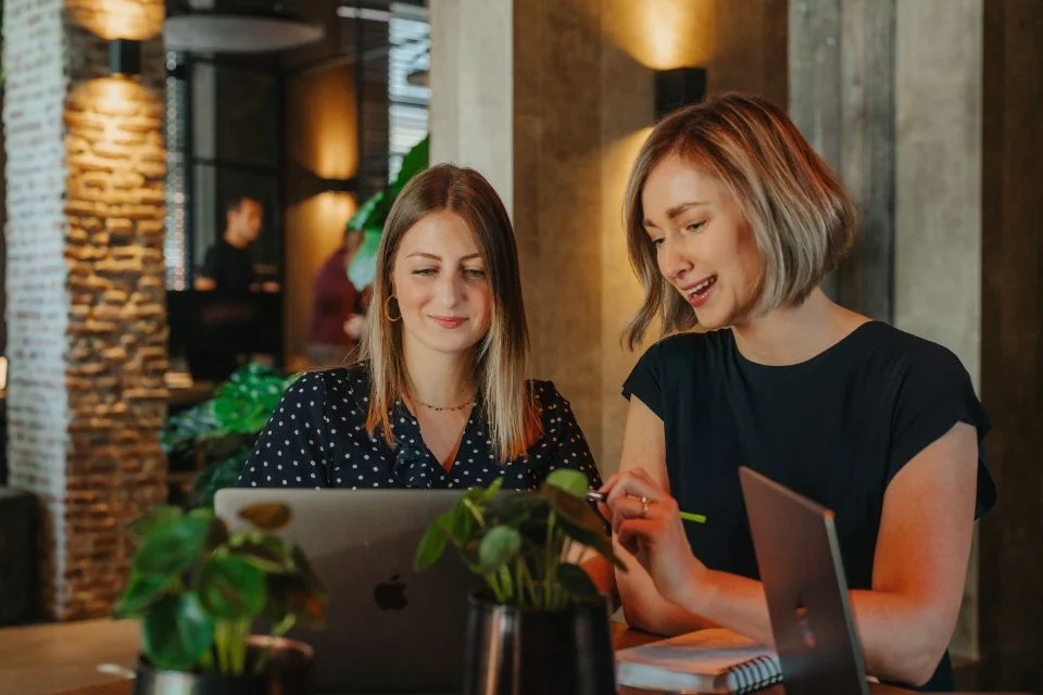Twee marketeers werken aan social media strategie en contentplanning