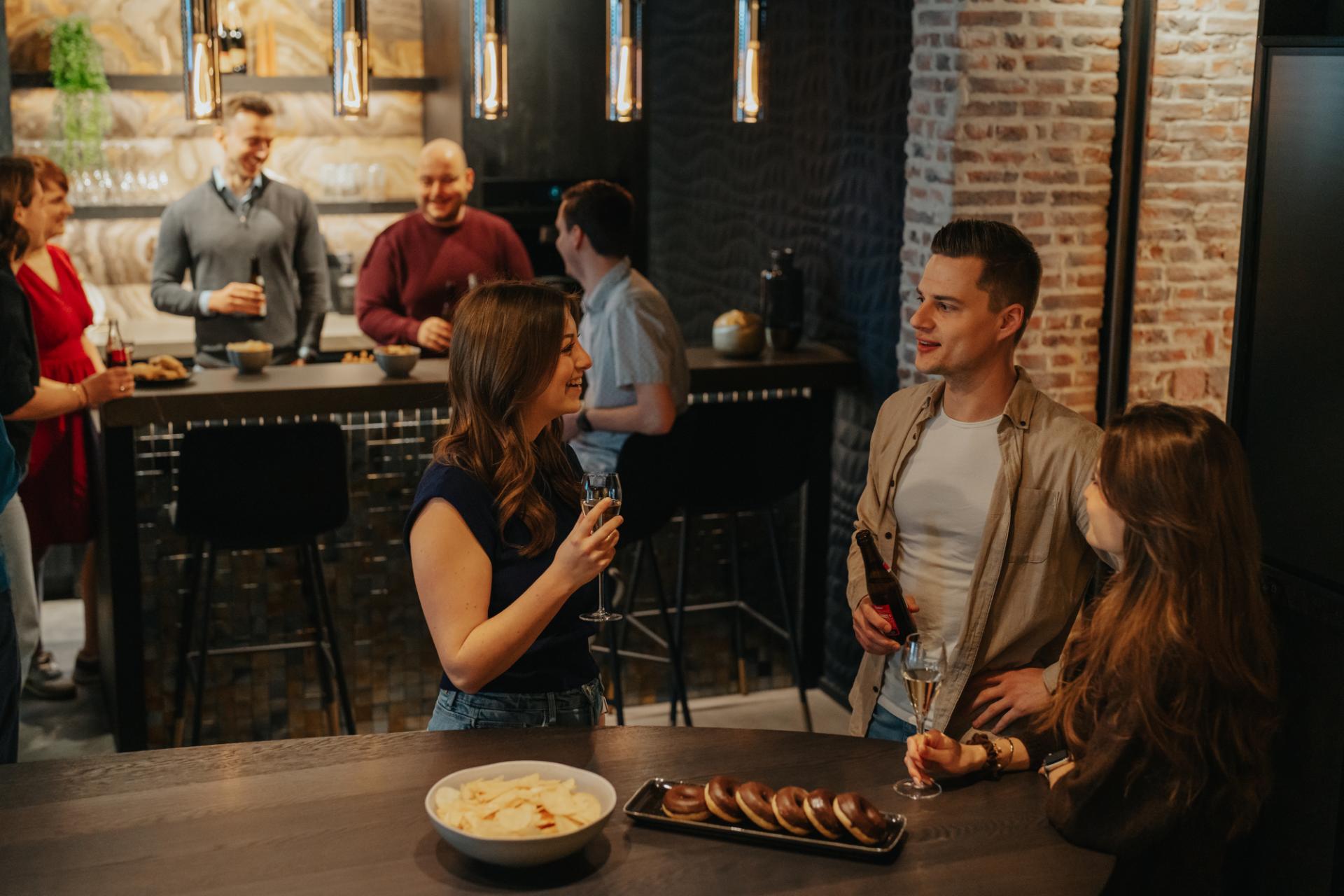 Team van Creatic in informele sfeer tijdens een gezellige borrel op kantoor