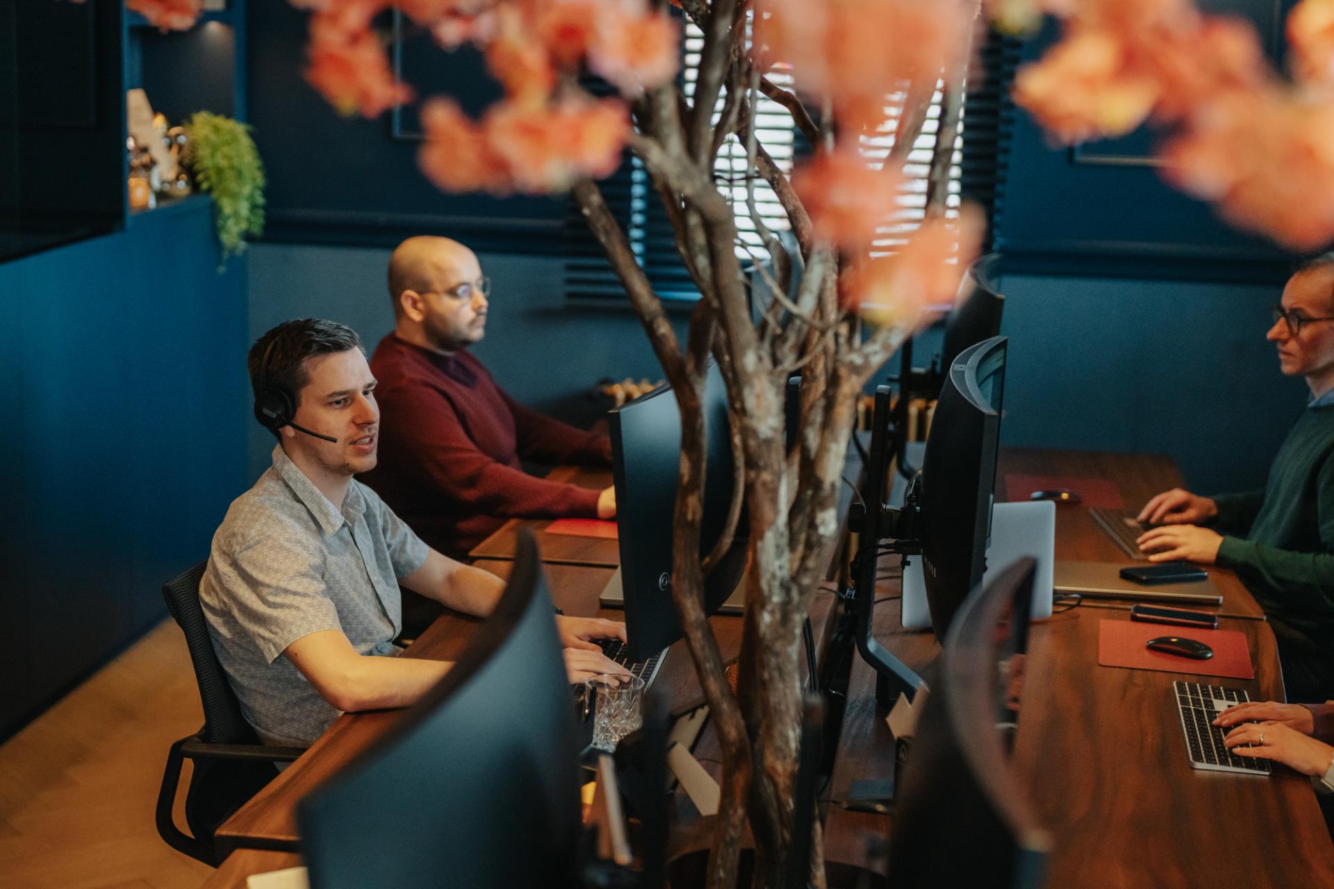 Team van Creatic werkt geconcentreerd achter computers aan projecten