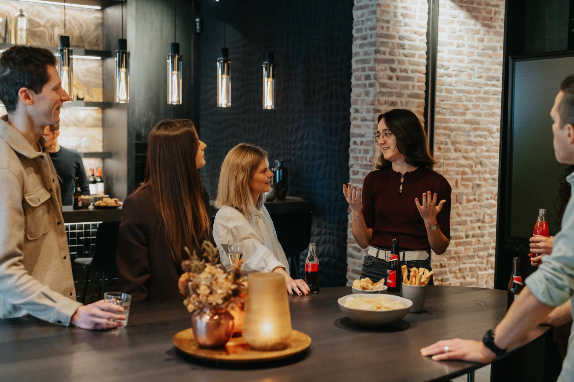 Team van digital agency bespreekt projecten en samenwerking aan tafel