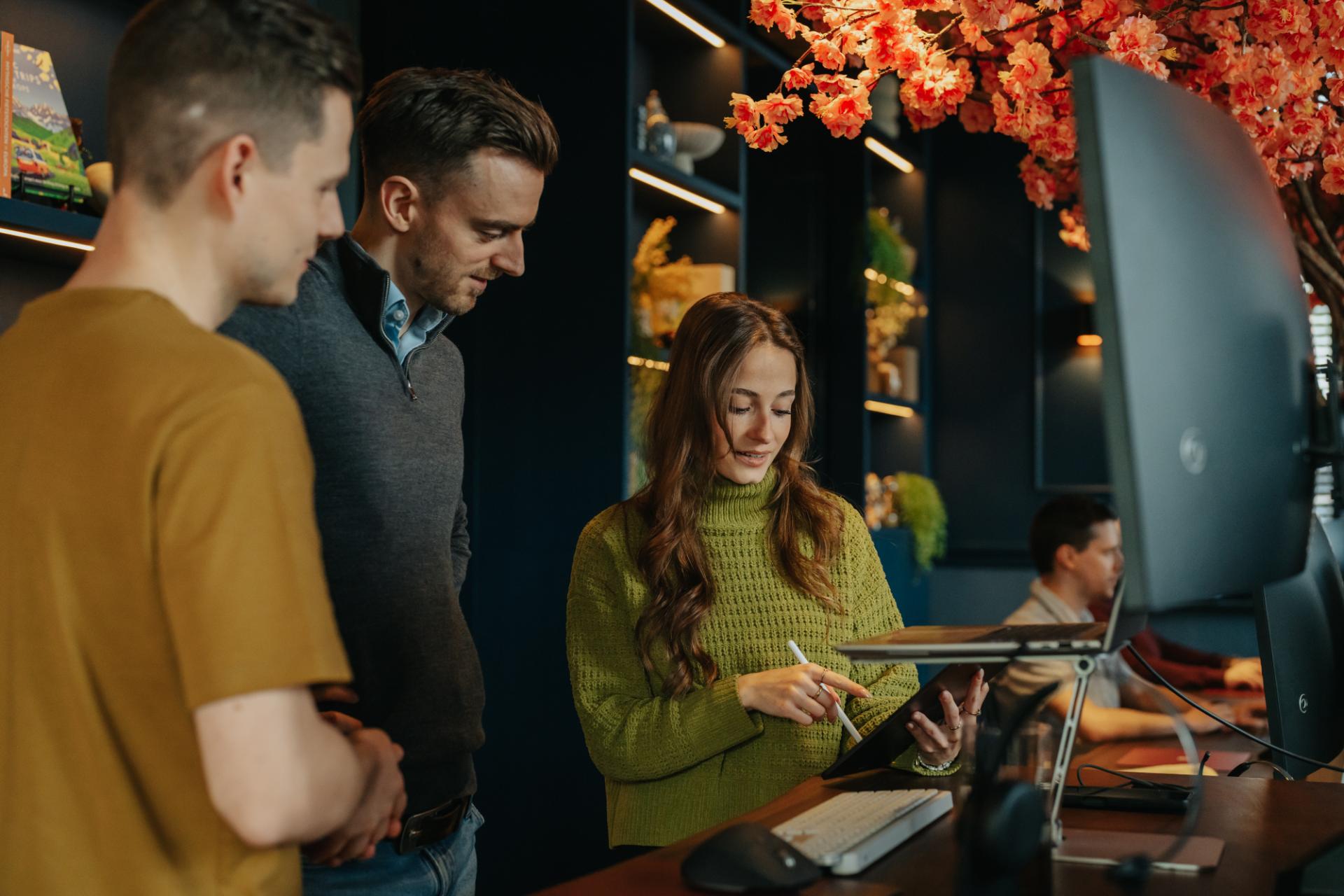 Digital agency team werkt samen aan webdevelopment en projecten
