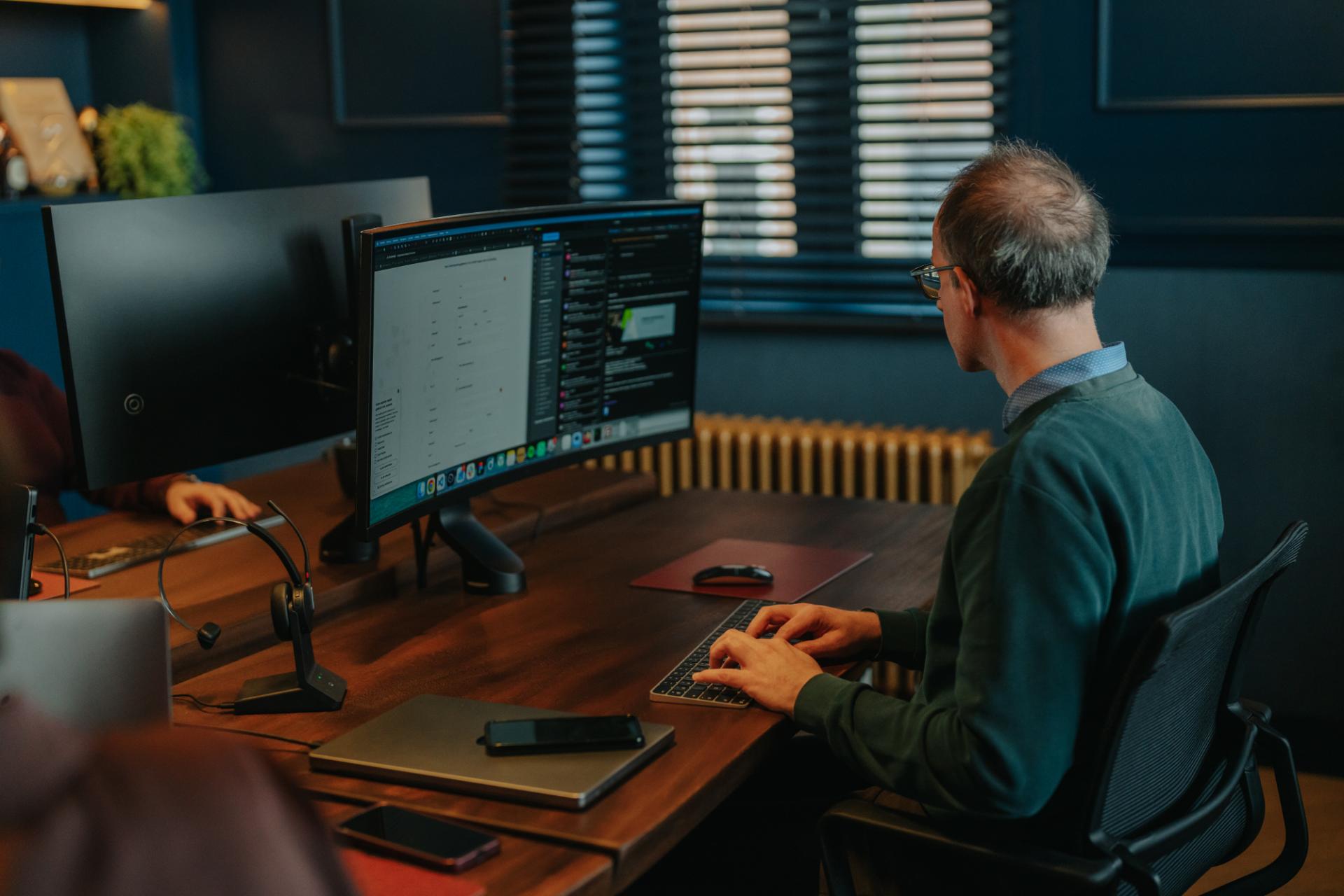 Developer werkt aan website ontwikkeling en code op scherm