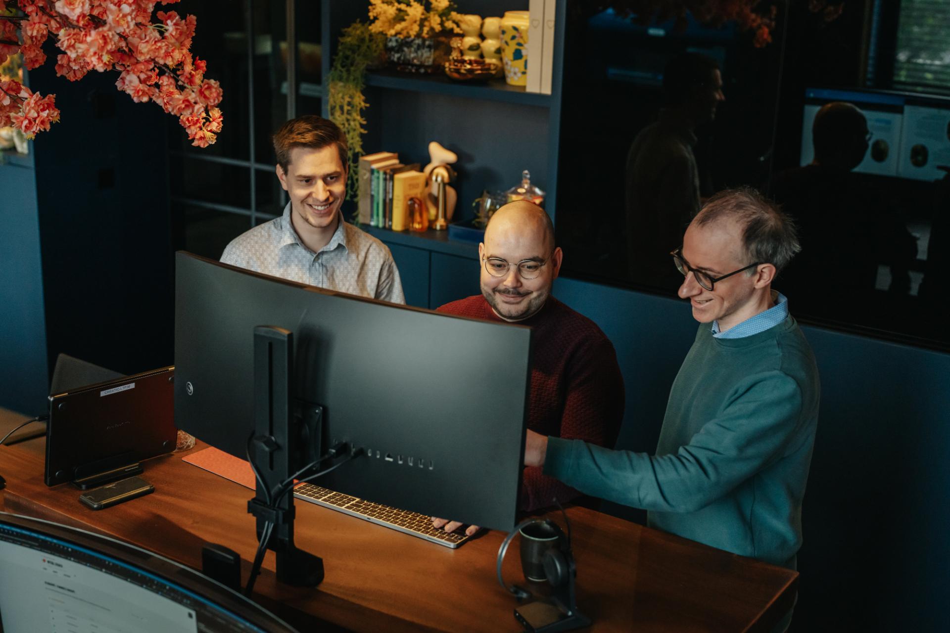 Team analyseert website prestaties en optimalisatie