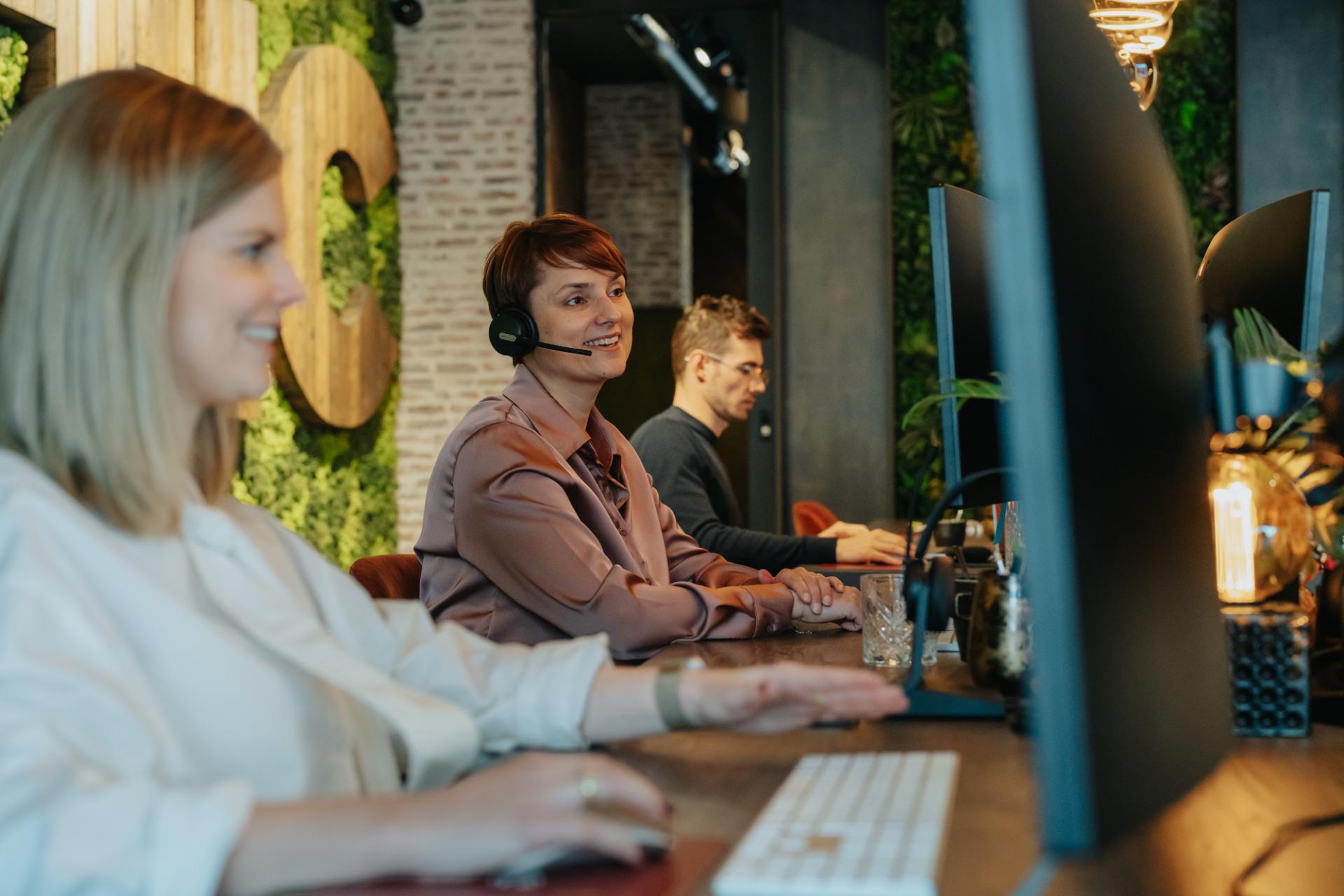 Medewerker met headset helpt bij website support